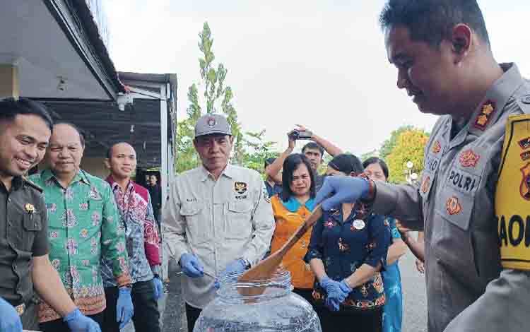 Kapolres Gunung Mas AKBP Theodorus Priyo Santosa saat memusnahkan barang bukti sabu, Kamis, 31 Oktober 2024. (FOTO: RISKA YULYANA)