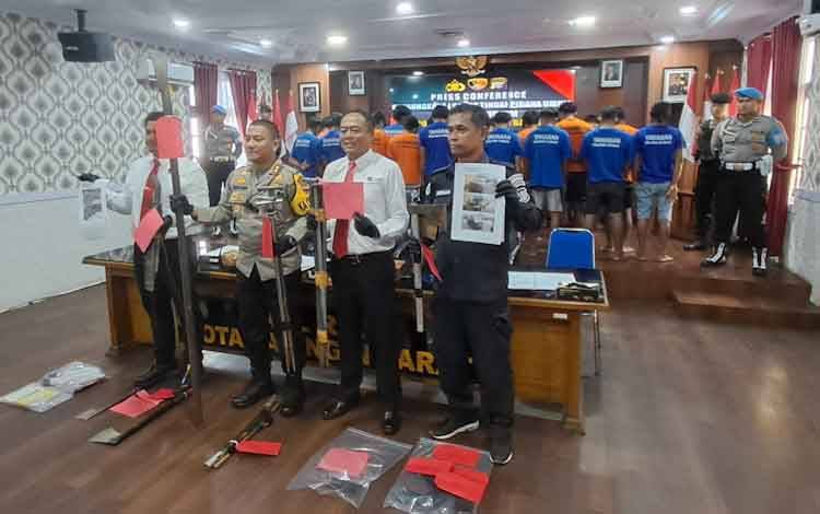 Kapolres Kobar AKBP Yusfandi Usman saat rilis kasus penjarahan TBS yang dilakukan 31 tersangka serta 1 orang penadah. Kegiatan rilis ini dilaksanakan di Mapolres Kobar Sabtu, 2 November 2024