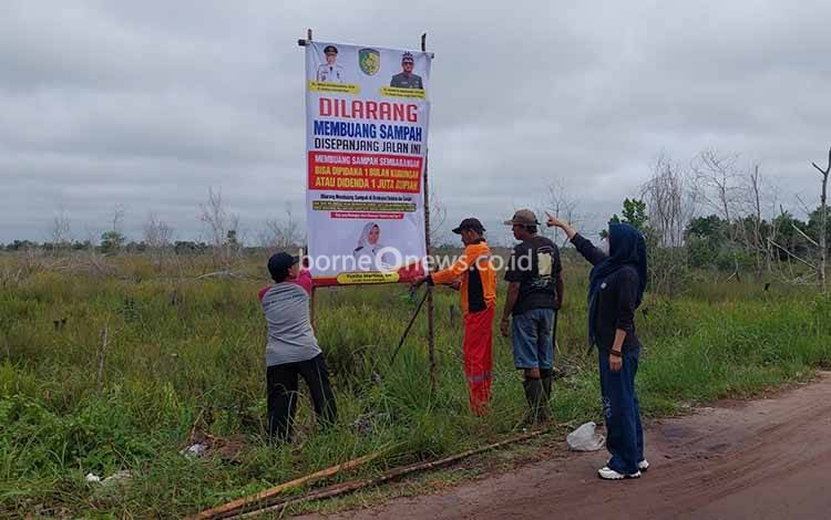 Lurah Kalampangan Pasang Pelang Larangan Buang Sampah Sembarangan