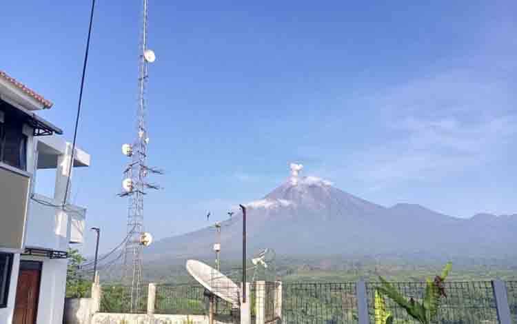 Gunung Semeru erupsi enam kali pada Sabtu