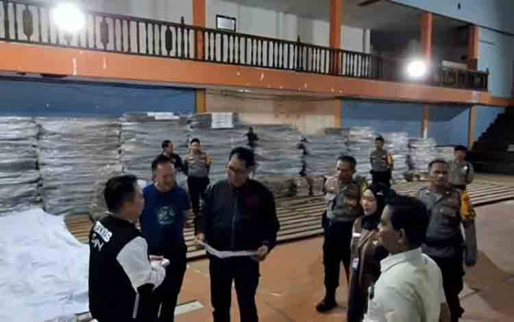 Pj Bupati Kapuas Tinjau Proses Sortir dan Pelipatan Surat Suara