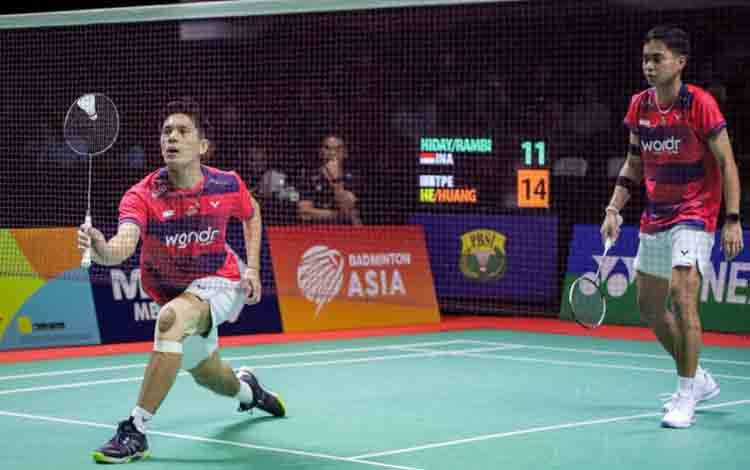 Pebulu tangkis ganda putra Indonesia Yeremia Erich Yoche Yacob Rambitan (kiri) dan Rahmat Hidayat (kanan) mengembalikan kok ke arah pebulu tangkis China Taipei Zhi-Wei He dan Huang Jui-Hsuan pada semifinal Indonesia International Challenge 2024 di Jatim International Expo, Surabaya, Jawa Timur, Sabtu (26/10/2024). ANTARA FOTO/Rizal Hanafi/aww.