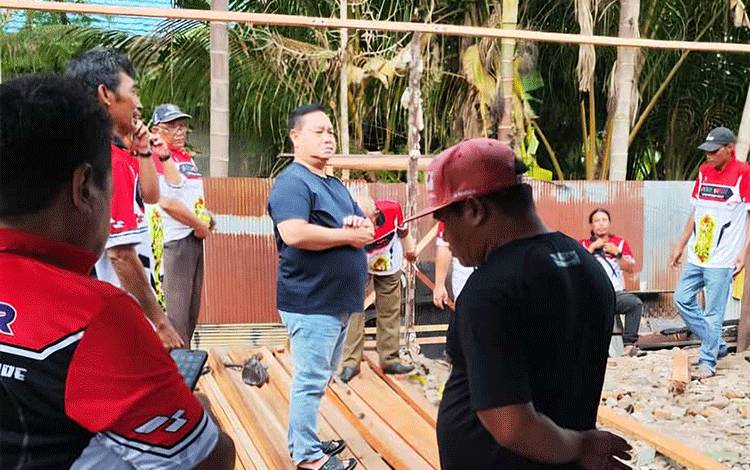 Relawan Pro HNR Bantu Bangun Rumah Korban Kebakaran di Kotawaringin Timur