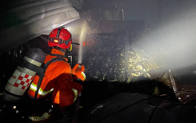 BPBD Kapuas Bantu Pemadaman Kebakaran Gudang di Banjarmasin