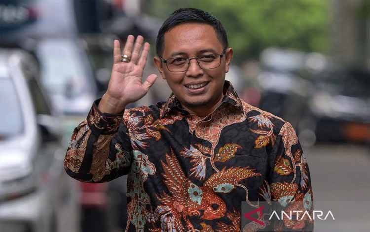 Kepala Kantor Komunikasi Kepresidenan Hasan Nasbi menyapa wartawan setibanya di kediaman Presiden Terpilih Prabowo Subianto di Jalan Kertanegara, Jakarta Selatan, Selasa (15/10/2024). ANTARA FOTO/Fauzan/YU/am