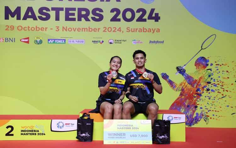 Ganda campuran Indonesia Amri Syahnawi/Nita Violina Marwah saat berfoto di podium usai memenangkan gelar juara Indonesia Masters II Super 100-2024 di Surabaya, Minggu (3/11/2024). (ANTARA/HO/PP PBSI)