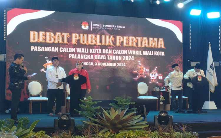 Rojikinor - Vina Tampil Merah Putih dan Farid - Zaini Tampil Coklat Khaki di Debat Publik Pertama Pilkada Palangka Raya