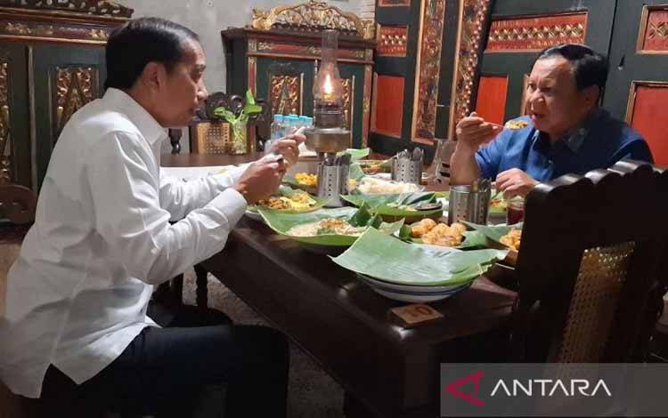 Presiden Prabowo Bertemu Jokowi di Angkringan Solo