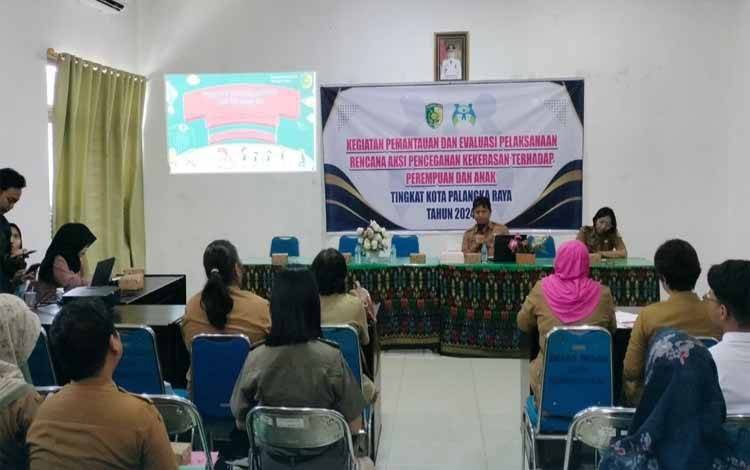 Rapat evaluasi penanganan rencana aksi perlindungan perempuan dan anak di Palangka Raya. (FOTO: HUMAS)