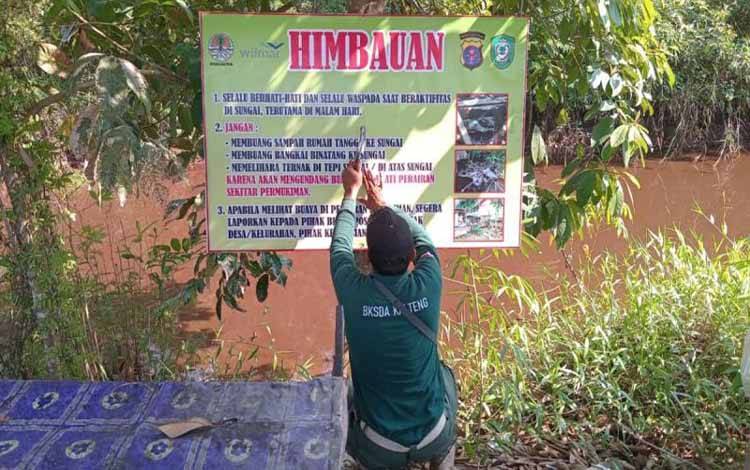 BKSDA Sampit Edukasi Warga dengan Spanduk Imbauan Waspada Buaya