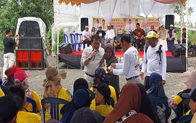 Suasana saat Cabup Kapuas, Erlin Hardi kampanye dialogis di Kelurahan Mambulau, Kecamatan Kapuas Hilir, Senin sore, 4 November 2024. (FOTO: IST)