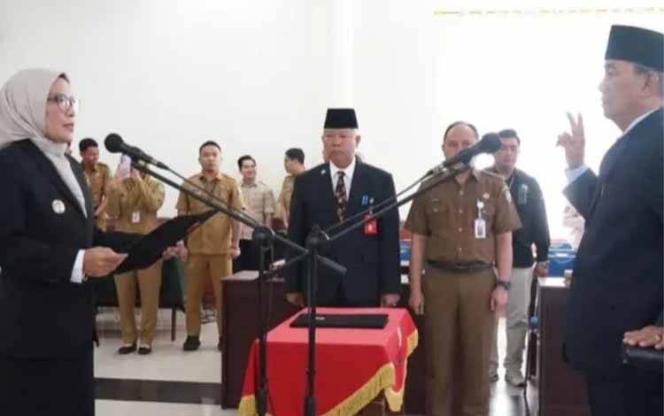 Pj Wali Kota Palangka Raya Hera Nugrahayu saat melantik Pj Sekda Palangka Raya Arbert Tombak (Foto : Prokopim Palangka Raya)