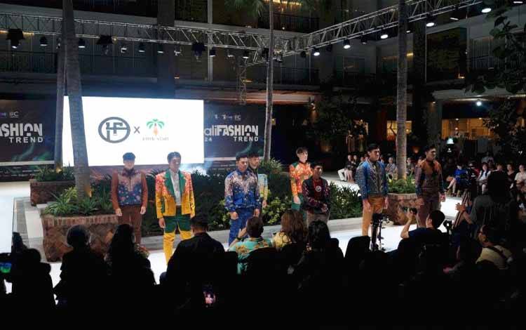 Smart Batik Kenalkan Fashion Batik Sawit di Bali Fashion Trend 2024