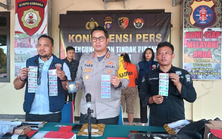 Polres Gunung Mas saat menggelar konferensi pers terkait dengan pembuatan SIM Palsu, Selasa, 5 November 2024. (FOTO: RISKA YULYANA)