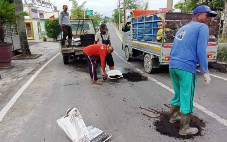 Dinas PUPR Kobar Tingkatkan Program Nol Lubang untuk Perbaikan Jalan Berlubang