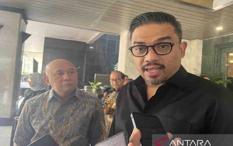 Maman Abdurrahman (kanan) didampingi Menteri Koperasi dan Usaha, Kecil, Menengah (Menkop UKM) Teten Masduki menjawab pertanyaan awak media di Jakarta, Jumat (18/10/2024). ANTARA/Harianto