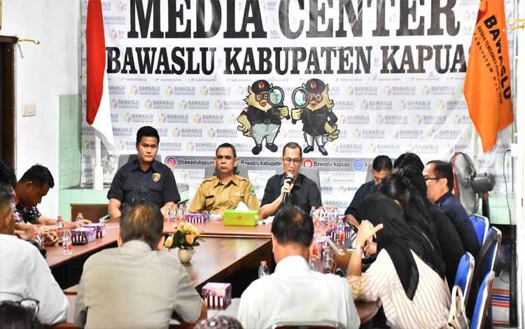 Bawaslu Kapuas Beri Waktu Hingga 8 November Tertibkan Mandiri APK Tidak Sesuai Ketentuan