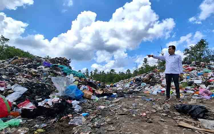 Ketua DPRD Kotim Soroti Penumpukan Sampah di Jalan Sawit Raya, Bau Menyengat dan Meluber ke Jalan