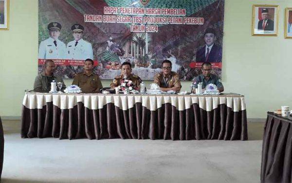 Kepala Disbun Kalteng, H. Rizky R. Badjuri saat membuka Rapat Penetapan Harga TBS Kelapa Sawit. (FOTO: IST)