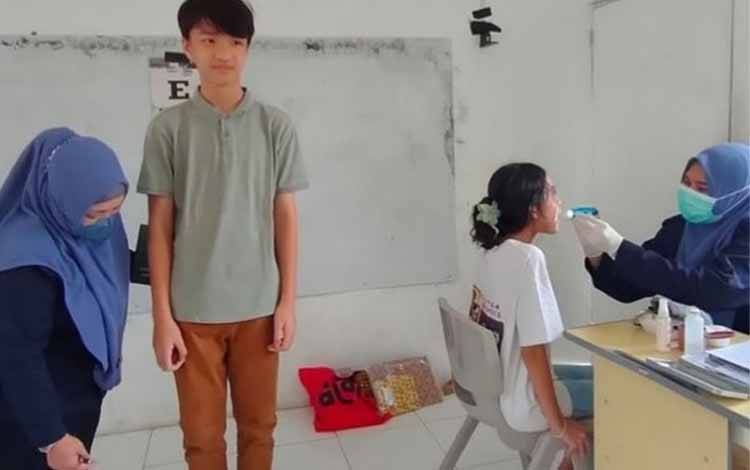 Puskesmas Bukit Hindu Gelar Penjaringan Kesehatan Siswa Baru di SMP Homy School