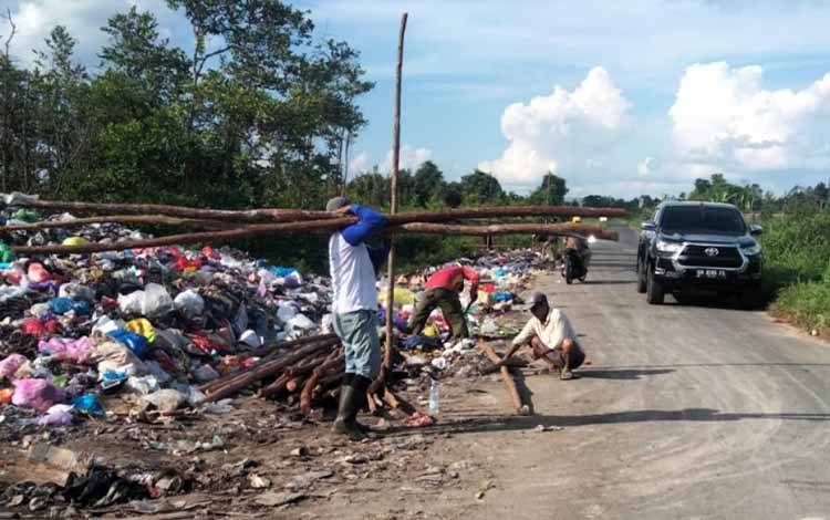 Warga Gotong Royong Bersihkan Sampah dan Hibahkan Tanah untuk Depo di Jalan Sawit Raya