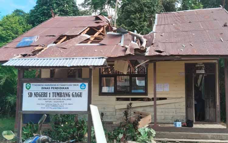 Kantor SDN 1 Tumbang Gagu Tertimpa Pohon, Kepsek Alami Luka