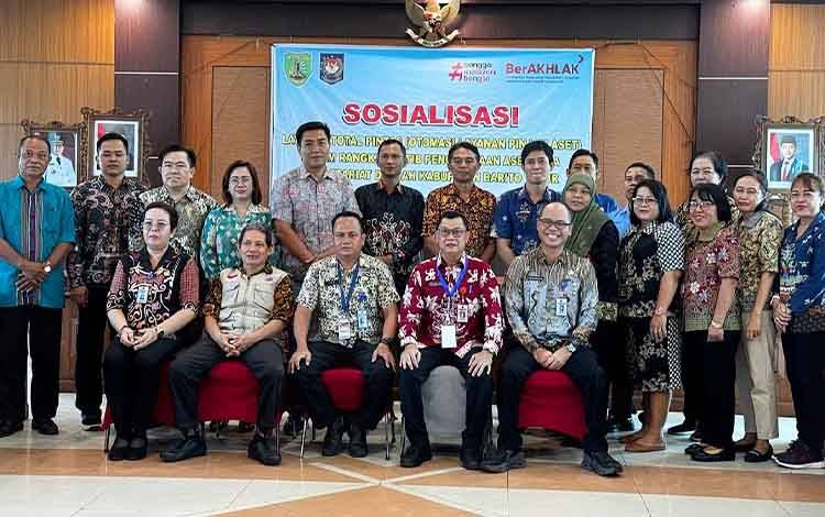 Sosialisasi inovasi dari Kabag Umum Sekretariat Daerah Barito Timur, Ampiansyah, berupa Otomasi Layanan Pinjam Aset yang disebut Total Pintas, untuk meningkatkan efisiensi dan ketertiban dalam pengelolaan aset di Sekretariat Daerah, di Ruang Rapat Bupati Barito Timur, Kamis, 7 November 2024. (FOTO: AGUSTINUS BOLE MALO)