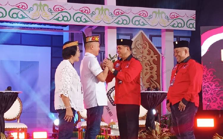 Debat Publik Kedua Paslon Bupati-Wakil Bupati Gunung Mas Ditutup dengan Saling Berjabat Tangan