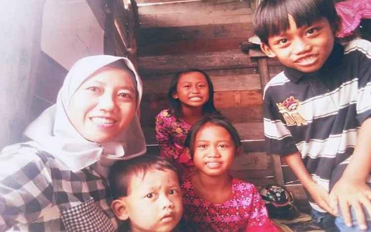 Semangat Mengabdi, Rela Ajarkan Puluhan Anak Putus Sekolah di Kobar Tanpa Imbalan