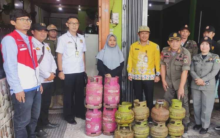 Tim Gabungan Razia Penggunaan LPG Bersubsidi di Rumah Makan Palangka Raya