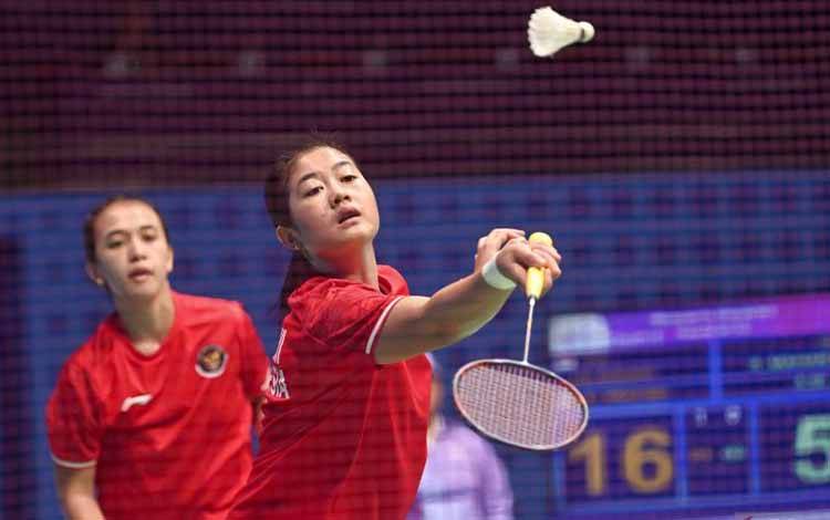 Arsip foto- Pebulu tangkis ganda putri Indonesia Febriana Dwipuji Kusuma (kiri) dan Amallia Cahaya Pratiwi (kanan) mengembalikan kok ke arah lawannya asal Nepal Rasila Maharjan dan Anu Maya Rai pada babak 32 besar Asian Games 2022 di Binjiang Gymnasium, Hangzhou, China, Selasa (3/10/2023). ANTARA FOTO/M Risyal Hidayat/hp.