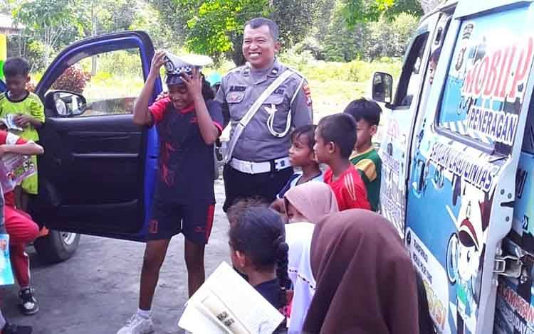 Dinas Perpustakaan dan Satlantas Polres Barito Timur Hadirkan Perpustakaan Keliling di SDN Trans 200 Wuran