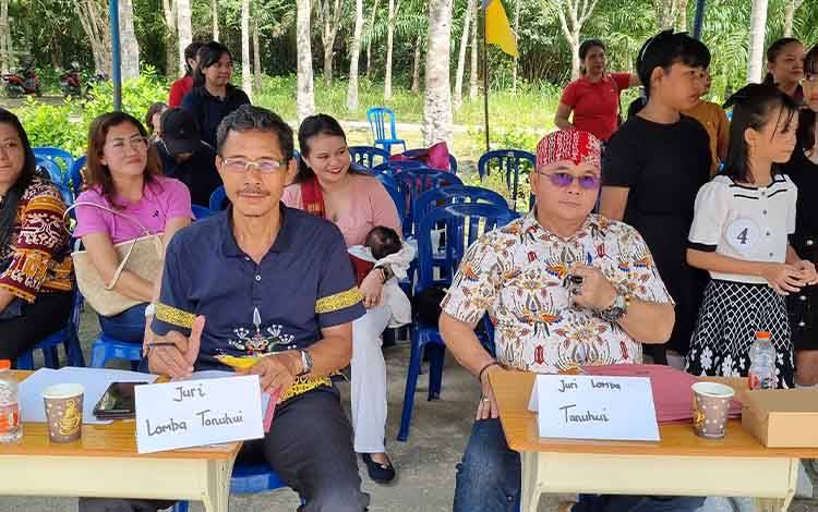 Kabid Sosial DPMDSos Barito Timur Jadi Juri Lomba Tanuhui di SDK Trinitas Tamiang Layang