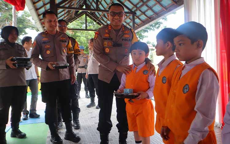 Polres Kobar Dukung Program Presiden RI, Bagikan Makanan Bergizi untuk Anak TK
