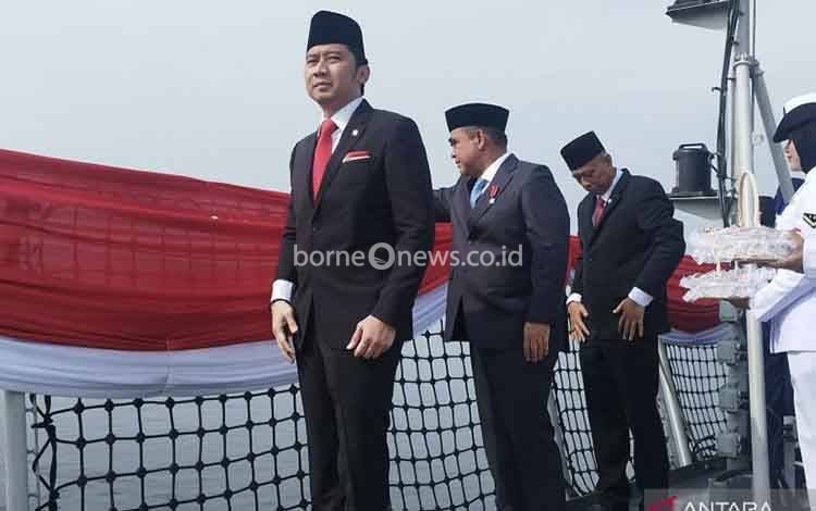 Ketua MPR Tabur Bunga ke Laut dari Kapal TNI Peringati Hari Pahlawan