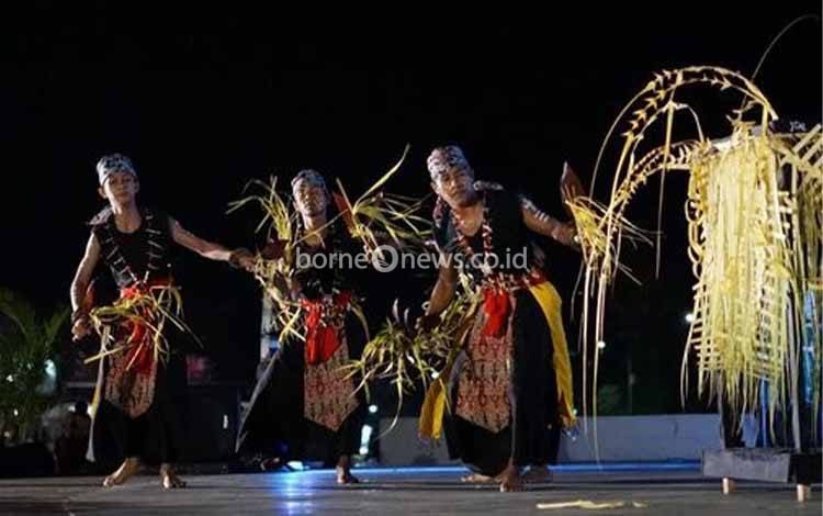 Gelar Seni Budaya Kalteng di Bundaran Besar Disambut Antusias Masyarakat dan Wisatawan