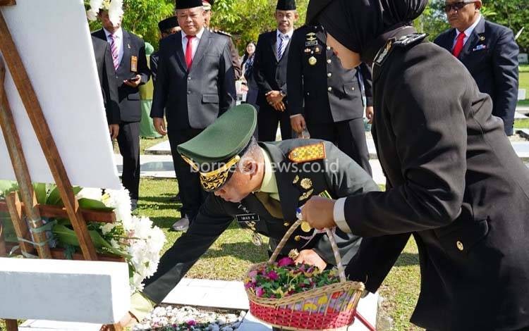 Danrem 102 Panju Panjung Pimpin Ziarah dan Tabur Bunga di Makam Pahlawan Sanaman Lampang