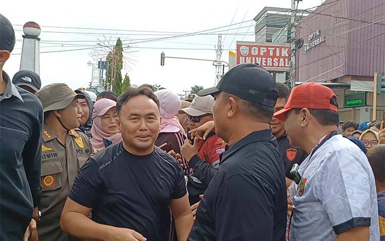 Peserta Paling Spektakuler, Gubernur Kalteng Janji Kembali Gelar Jalan Sehat di Sampit Pada Akhir Masa Jabatan