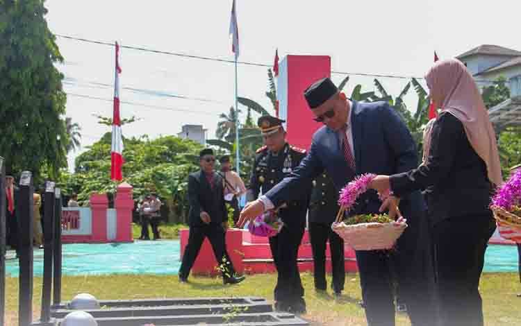 Peringati Hari Pahlawan, Pemkab Seruyan Ziarah dan Tabur Bunga