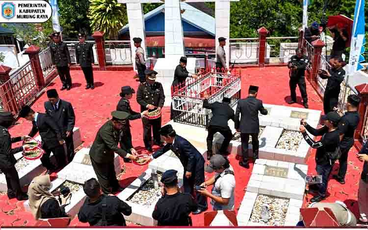Forkopimda Murung Raya Ziarah ke Taman Makam Pahlawan