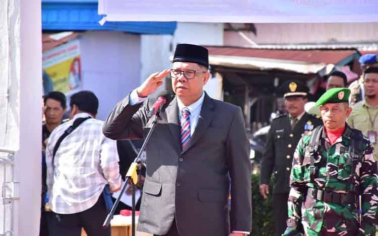 Pj Bupati Kapuas, Darliansjah saat pimpin upacara Hari Pahlawan di TMP Kencana tahun 2024. (FOTO: IST)