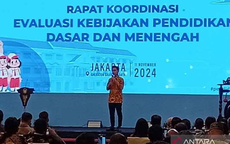 Wakil Presiden Gibran Rakabuming Raka memberikan arahan dalam rapat koordinasi evaluasi pendidikan dasar dan menengah di Hotel Sheraton Grand Jakarta, Senin (11/11/2024). (ANTARA/Fathur Rochman)