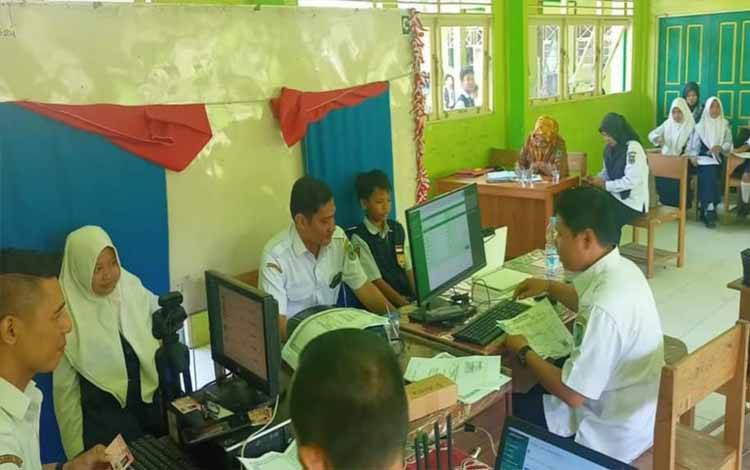Jemput Bola KIA, Disdukcapil Kapuas Perluas Pelayanan di Sekolah