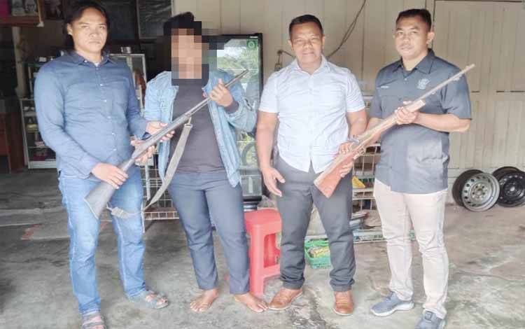 Masyarakat saat menyerahkan senjata api rakitan (Foto : Pendiam 1016 Palangka Raya)