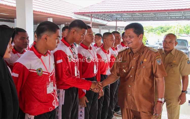 Pj Bupati Seruyan Lepas Keberangkatan Paskibraka Study Tour ke Yogyakarta