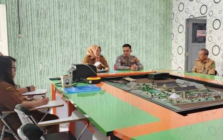 Tim Samsat Kapuas Sosialisasikan terkait Tunggakan Pajak Kendaraan Dinas di Dinkes