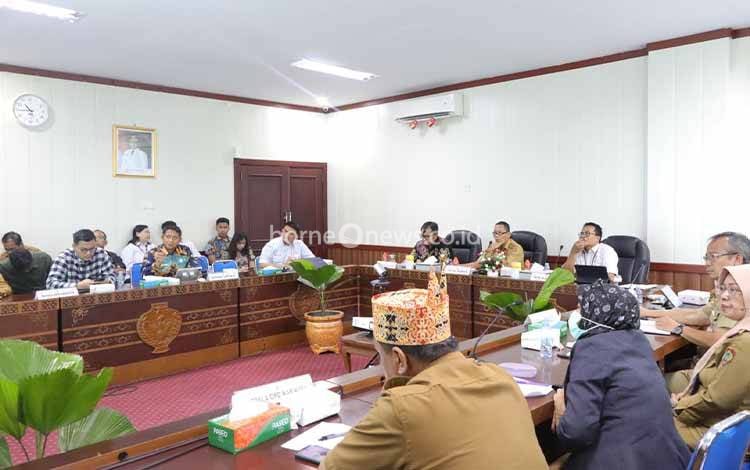 Staf Ahli Gubernur Kalteng Bidang Ekonomi, Keuangan dan Pembangunan Yuas Elko saat pimpin Rapat Koordinasi Tim Pengendalian Inflasi Daerah