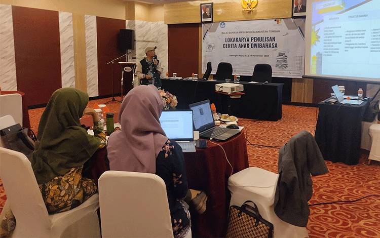 Ali Muakhir Berbagi Ilmu di Lokakarya Penulisan Cerita Anak Dwibahasa