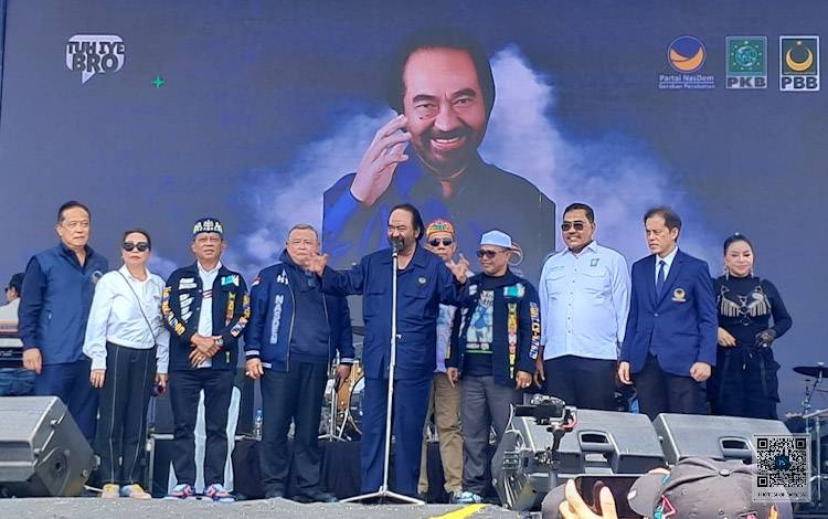 Surya Paloh Sapa Ribuan Massa yang Padati Kampanye Terbuka Willy - Habib di Pangkalan Bun
