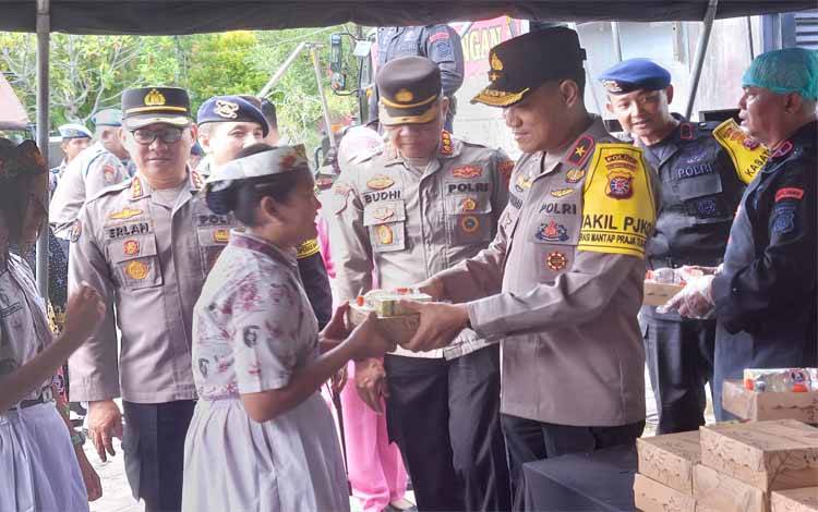 Polda Kalteng Bagikan 1.200 Paket Makanan untuk Anak Sekolah